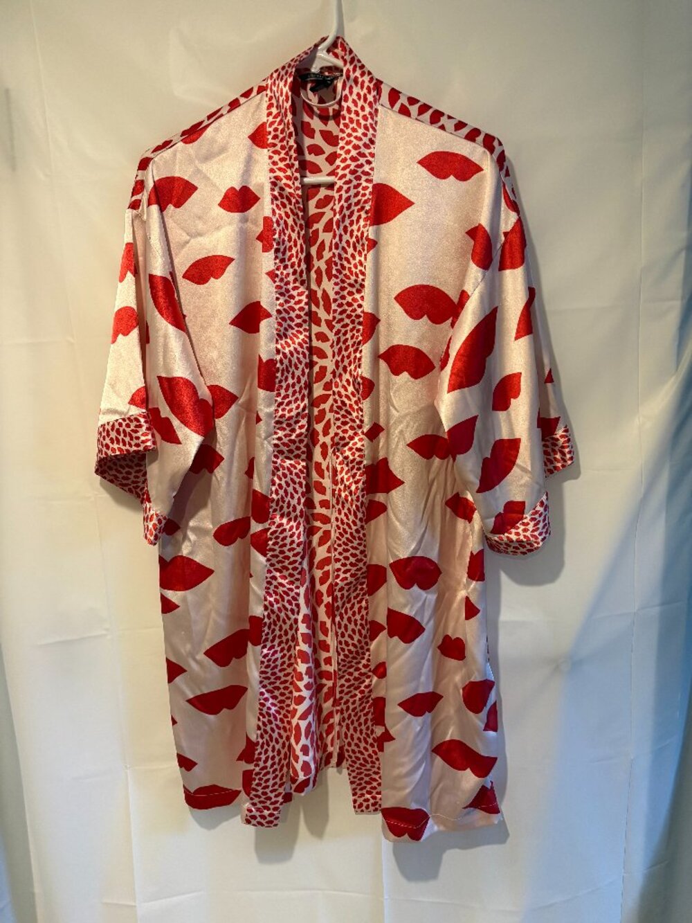 Womens Victoria´s Secret Size XS/S Red Kisses Silky Satin Short Kimono Robe